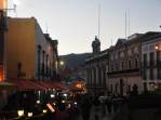 Movimento de fim de tarde na rua peatonal de Guanajuato, no México